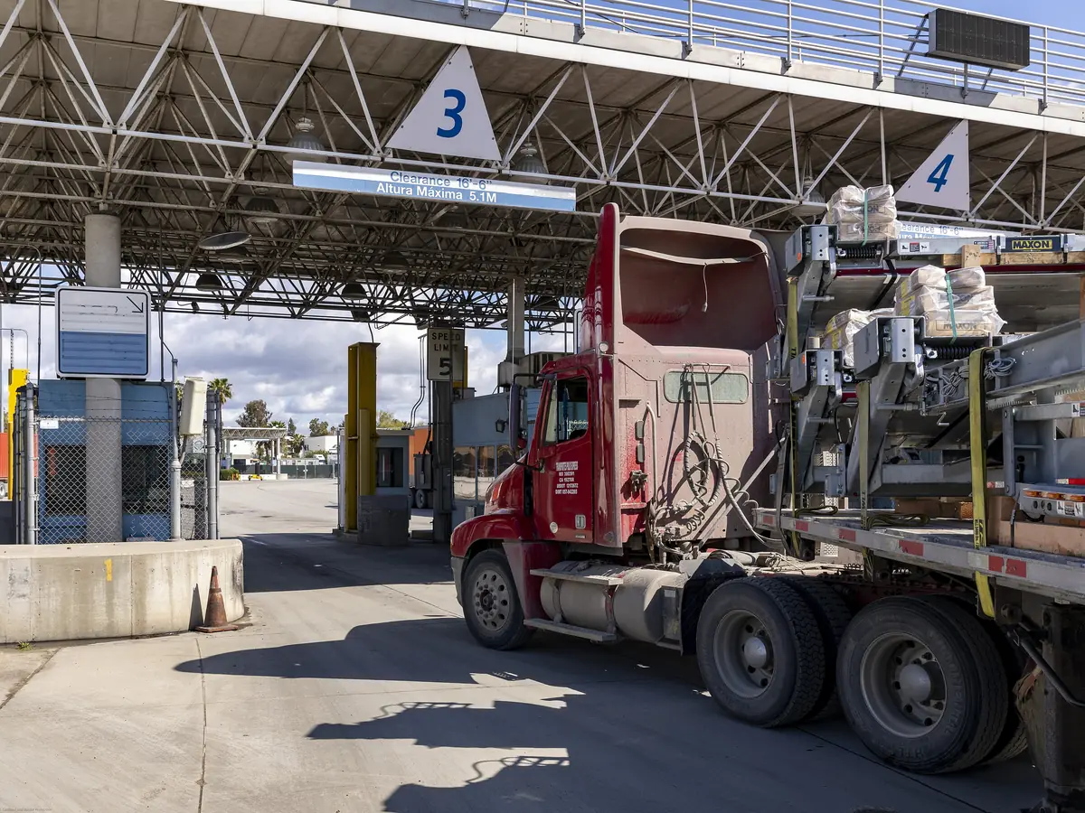 Tractocamión de carga en un cruce aduanal fronterizo