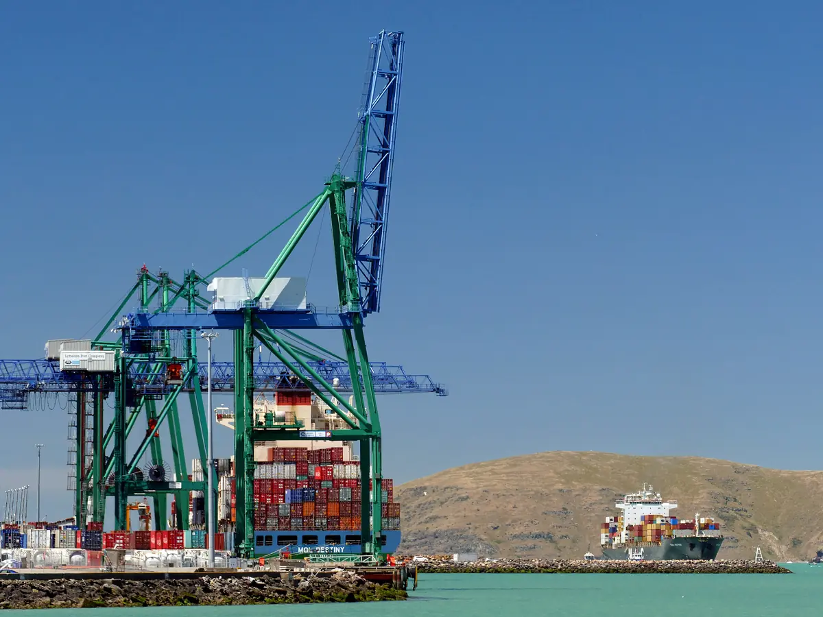 Grúas de muelle cargando contenedores en un puerto